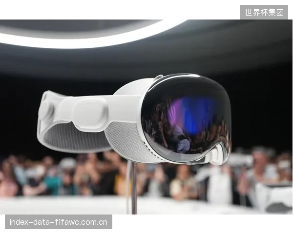 随着苹果VisionPro等设备的普及,真正的沉浸式观赛将成为可能,自动化生产的短视频将以三维立体形态呈现 随着苹果VisionPro等设备的普及,真正的沉浸式观赛将成为可能,自动化生产的短视频将以三维立体形态呈现
